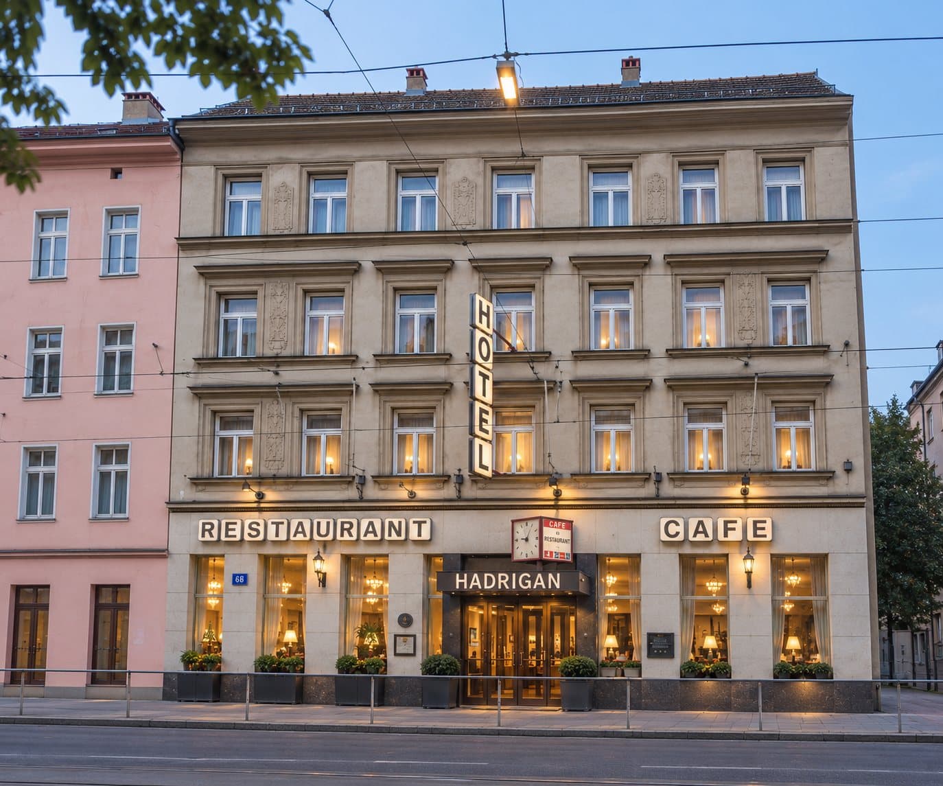 Hotel Hadrigan — Eingang in der Dämmerung